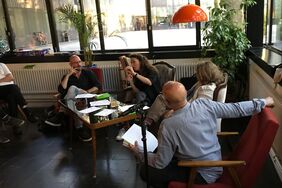 Die Kulturvermittlerin Raphaëlle Renken aus der Romandie sitzt bei der Vernissage des Buches Dériver und diskutiert mit dem Publikum.