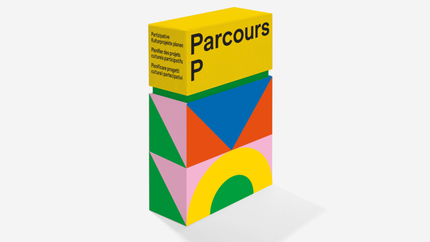 Boîte en carton du jeu de cartes Parcours P imprimée de triangles et de demi-cercles jaunes, verts, bleus, rouges et roses.