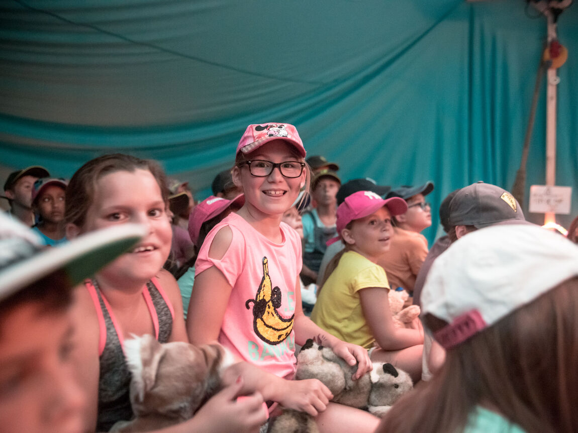 [Translate to Französisch:] Une action de médiation dans les écoles de Moutier autour du spectacle L’endroit des fraises sauvages, cabane. 