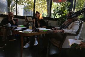 Die Kulturvermittlerin Raphaëlle Renken aus der Romandie bei der Vernissage ihres Buches Dériver in der Diskussion.