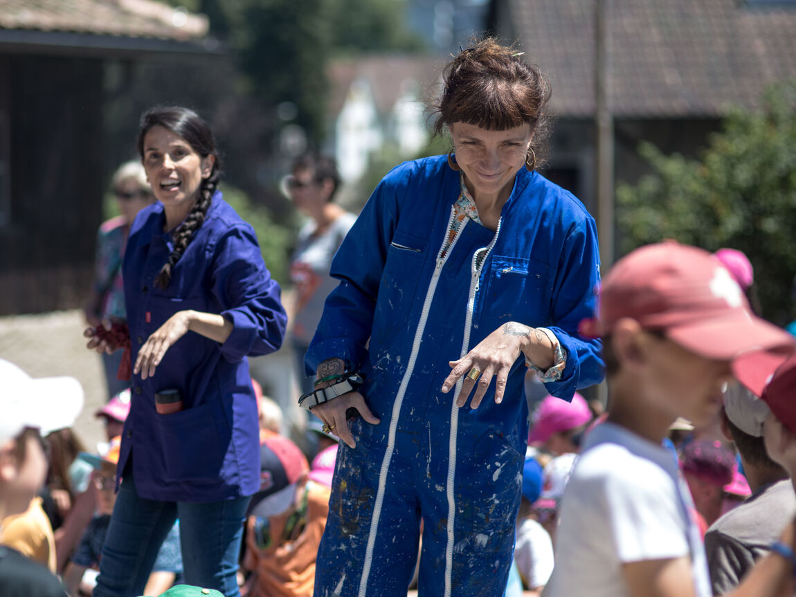 [Translate to Französisch:] Une action de médiation dans les écoles de Moutier autour du spectacle L’endroit des fraises sauvages, cabane. 